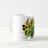 緑の水彩背景に描かれた「コーヒー、お願い」デザイン コーヒーマグカップ (正面左)