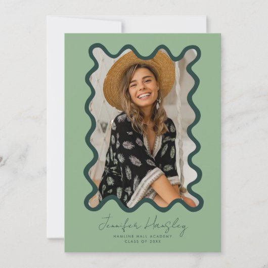 緑の波状フォトフレームの卒業発表 案内状 (正面)