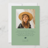 緑の波状フォトフレームの卒業発表 案内状 (裏面)