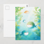 緑の海藻の中を泳ぐかわいいフグ ポストカード (正面/裏面)