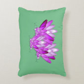 緑の海辺に咲く蓮の花 アクセントクッション (正面(垂直))