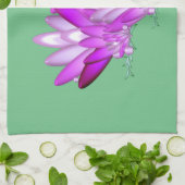 緑の海辺に咲く蓮の花 キッチンタオル (折り畳み)