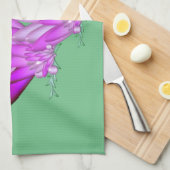 緑の海辺に咲く蓮の花 キッチンタオル (四つ折り)