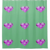 緑の海辺に咲く蓮の花 シャワーカーテン (正面)