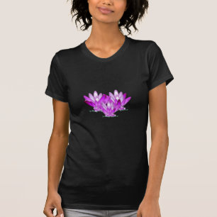 緑の海辺に咲く蓮の花 Tシャツ