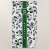 緑の灰色のチームカラーのサッカーボールのパターンの子供 ビーチタオル (正面)