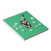 緑の牧草地の牛に花を付ける ノートパッド (アングル)