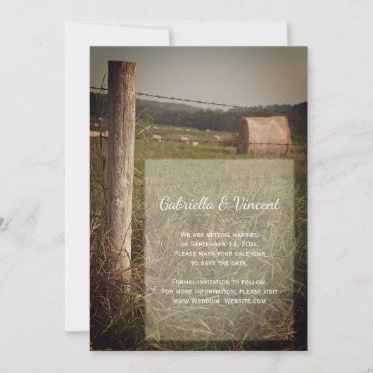 緑の牧草地の田舎の農場の結婚式の日付を保存 招待状 (正面)