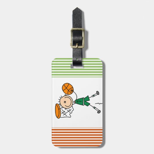 緑の男の子のバスケットボール選手のTシャツおよびギフト ラゲッジタグ (正面縦)
