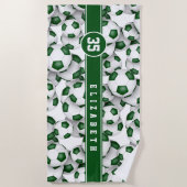 緑の白いサッカーチームの色のスポーツパターン ビーチタオル (正面)