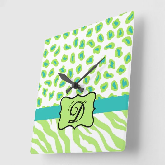 緑の白いシマウマのヒョウの皮のモノグラムのイニシャル スクエア壁時計 (傾斜)