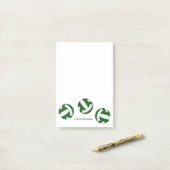 緑の白いチームカラーバレーボールとコーチ名 ポストイット (デスク上)