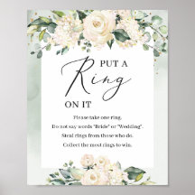 緑の白いバラがゲームの看板にリングを置く