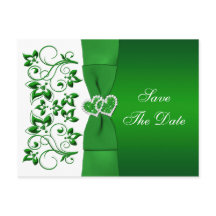 緑の白いフローラハートがポストカードの日付を保存