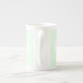 緑の白い淡い色の木 ボーンチャイナマグカップ (裏面)