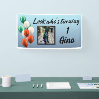 緑の白い赤いイタリア風の風船は誰が回っているかのようだ 横断幕