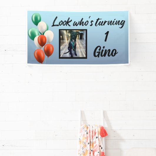 緑の白い赤いイタリア風の風船は誰が回っているかのようだ 横断幕 (インサイチュ)