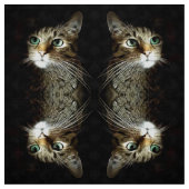 緑の目をしたタビー猫が黒背景に孤立 ファブリック (見本)