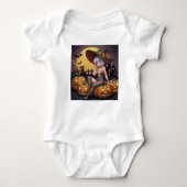 緑の目をしたハロウィンの魔女がカボチャのランタンの上に ベビーボディスーツ (正面)