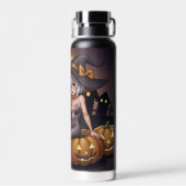 緑の目をしたハロウィンの魔女が、ジャック・オ・ランタンの上に ウォーターボトル (背面)