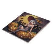 緑の目をしたハロウィンの魔女が、ジャック・オ・ランタンの上に タイル (側面)