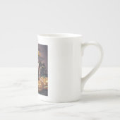 緑の目をしたハロウィンの魔女が、ジャック・オ・ランタンの上に ボーンチャイナマグカップ (右)