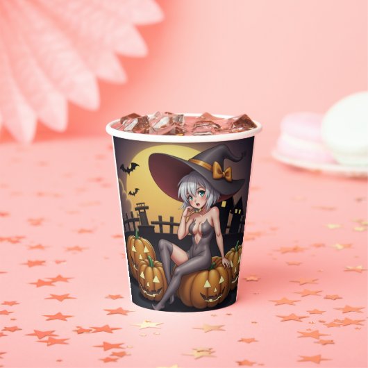 緑の目をしたハロウィンの魔女が、ジャック・オ・ランタンの上に 紙コップ (インサイチュ)