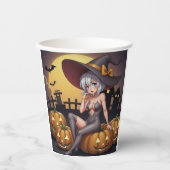 緑の目をしたハロウィンの魔女が、ジャック・オ・ランタンの上に 紙コップ (正面)