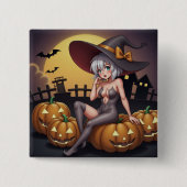 緑の目をしたハロウィンの魔女が、ジャック・オ・ランタンの上に 缶バッジ (正面)