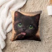 緑の目を持つ黒猫の子猫が前足をペロペロ クッション (ブランケット)