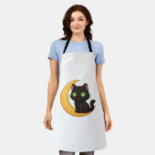 緑の目を浮かべて白熱［赤熱］光を放つ微笑む黒猫 エプロン (着用した状態)