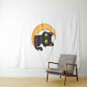 緑の目を浮かべて白熱［赤熱］光を放つ微笑む黒猫 タペストリー (インサイチュ(横))