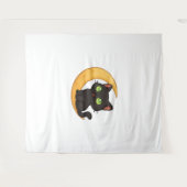 緑の目を浮かべて白熱［赤熱］光を放つ微笑む黒猫 タペストリー (正面(横))