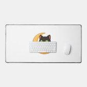 緑の目を浮かべて白熱［赤熱］光を放つ微笑む黒猫 デスクマット (キーボード&マウス)