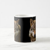 緑の瞳の~の編集可能背景とのオオカミのプロフィール コーヒーマグカップ (中央)
