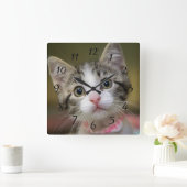 緑の瞳を持つかわいい子ネコ スクエア壁時計 (ホーム)