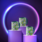 緑の確信とともに渾然一体となった大胆な「オーガニックカオス」柄 マグカップ