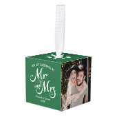 緑の素朴な台本の最初の洗礼mr&mrsカップル キューブオーナメント (正面アングル)