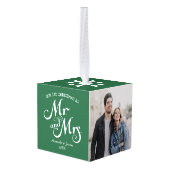 緑の素朴な台本の最初の洗礼mr&mrsカップル キューブオーナメント (裏面アングル)