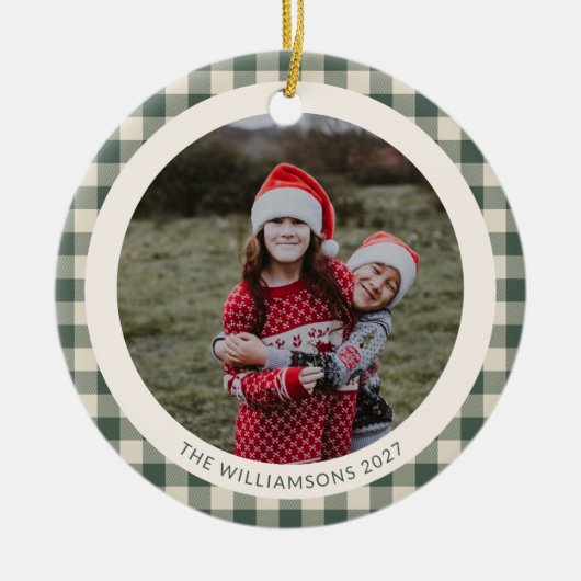 緑の素朴バッファロープレイドクリスマスファミリー写真 セラミックオーナメント (正面)