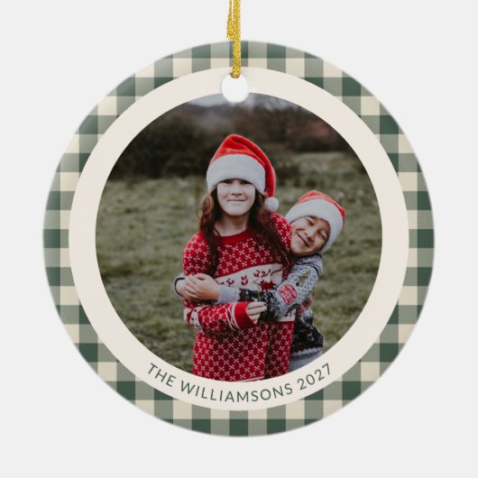 緑の素朴バッファロープレイドクリスマスファミリー写真 セラミックオーナメント (裏面)
