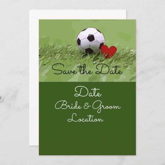 緑の結婚式に赤いハートのサッカーボール 招待状 (正面/裏面)