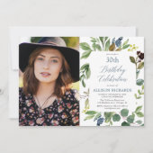 緑の緑葉のほこりっぽい青い誕生日写真 招待状 (正面)