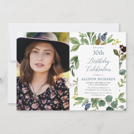 緑の緑葉のほこりっぽい青い誕生日写真 招待状 (正面)