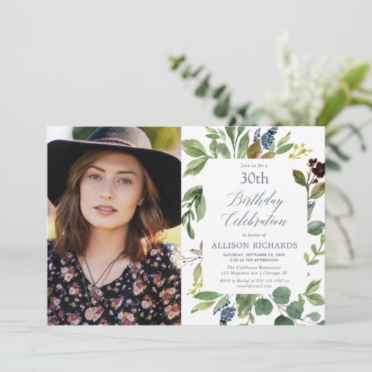 緑の緑葉のほこりっぽい青い誕生日写真 招待状 (スタンド正面)