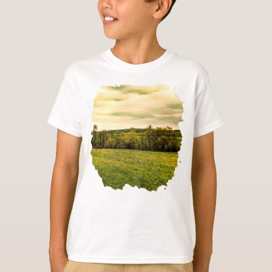 緑の美しい牧草地の黄色い花 Tシャツ (正面)