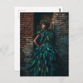 緑の羽毛のドレスにモデルがレンガにポーズ ポストカード (正面/裏面)