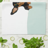 緑の羽毛布団の下のSupercuteダックスフントの子犬 キッチンタオル (折り畳み)