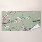 緑の背中に小さな赤と黄色の花模様 バスタオル (バスタオル)