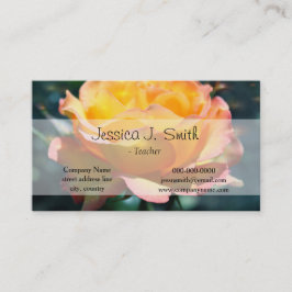 緑の背景にゴージャスな黄色のバラの花。 名刺